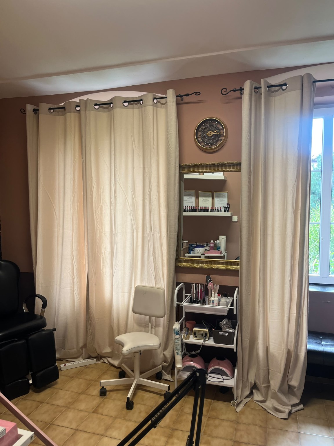 Робоче місце для педикюру в салоні Adelia Beauty у Коліні